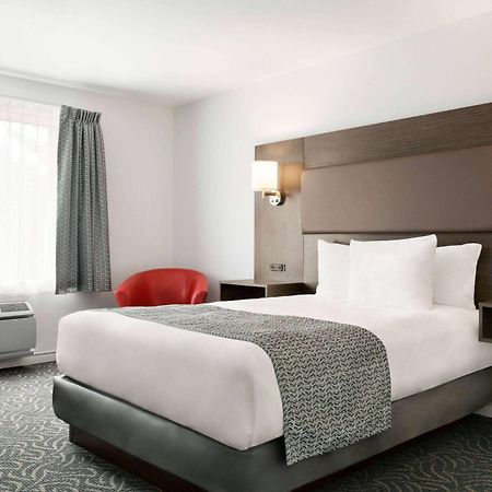 Travelodge By Wyndham Rigaud Exterior photo