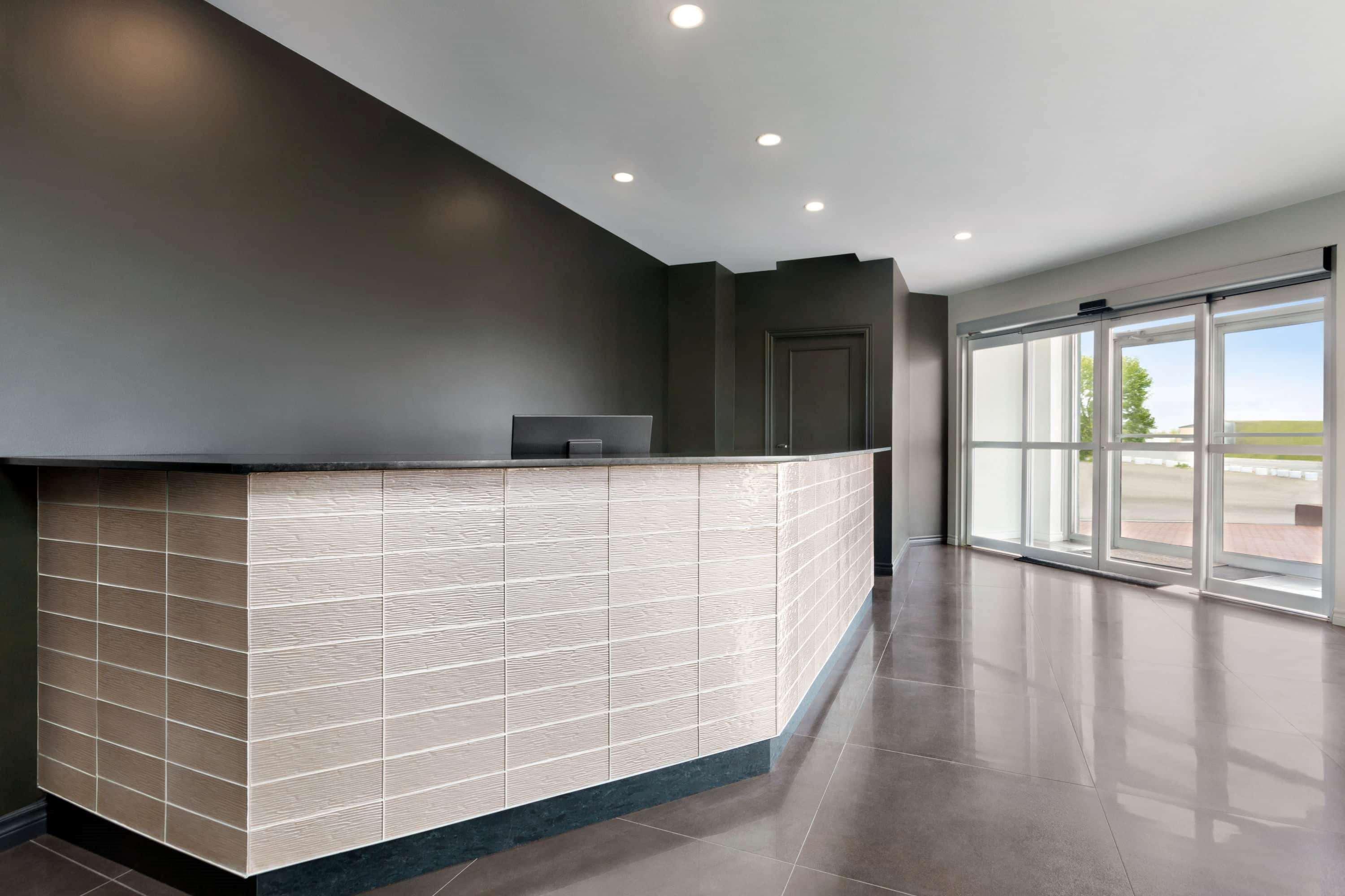 Travelodge By Wyndham Rigaud Exterior photo